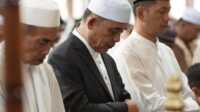 Ket Foto: Bupati Inhil H Herman Saat sedang Sholat Idul Fitri 1447/H di Mesjid Agung Al- Huda