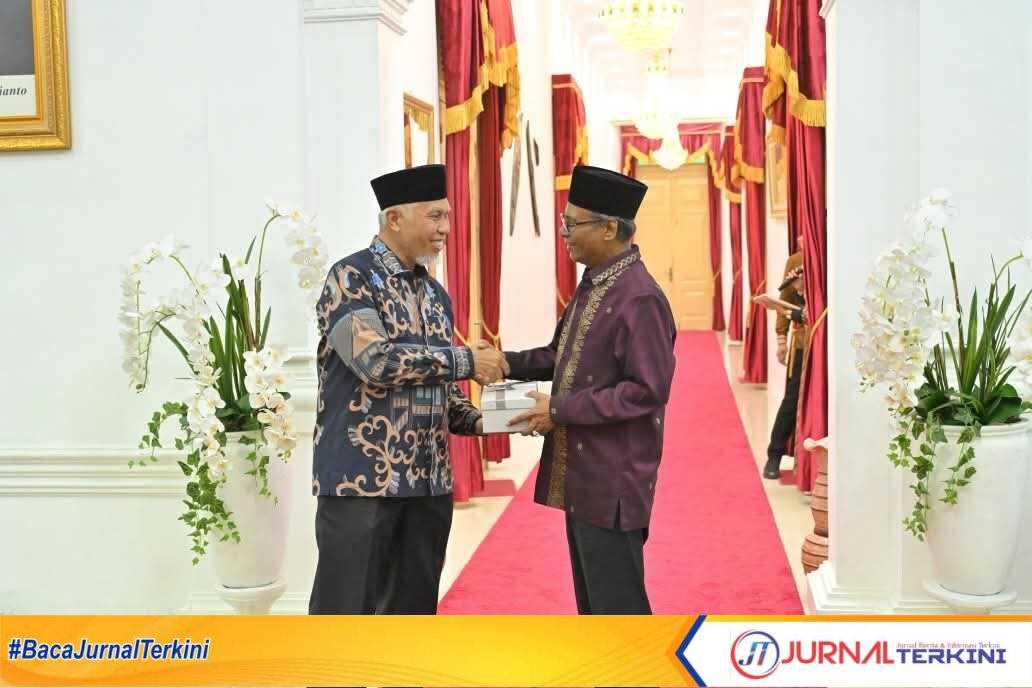 Gubernur Sumbar, Mahyeldi Ansharullah (kiri) bersama Muhibuddin (kanan). (Foto Adpim Sumbar).