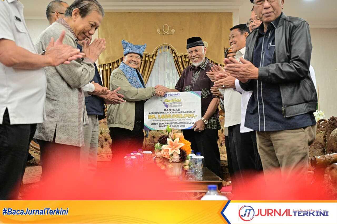 IMG-20260402-WA0004 Ketua Umum PERADI, Otto Hasibuan, saat menyerahkan bantuan kepada Gubernur Sumbar. (Foto Adpim Sumbar).