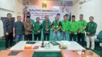 Ket Foto: Sekjen DPW PPP Provinsi Riau Dedi Putra saat menyerahkan SK PLT DPC di 5 kabupaten kota se-Provinsi Riau.