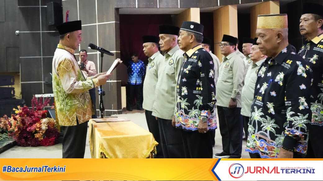 IMG-20260409-WA0002 Ket Foto:Bupati Inhil H Herman saat melantik FPK dan PKUB di Gedung Engku Kelana Tembilahan (8/4/2026)