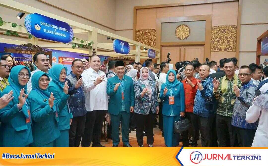 Bupati Musi Rawas, Ratna Machmud, bersama Ketua Tim Penggerak (TP) PKK Kabupaten Musi Rawas, Riza Novianto Gustam, menghadiri pembukaan Peringatan Hari Kesatuan Gerak (HKG) PKK ke-54