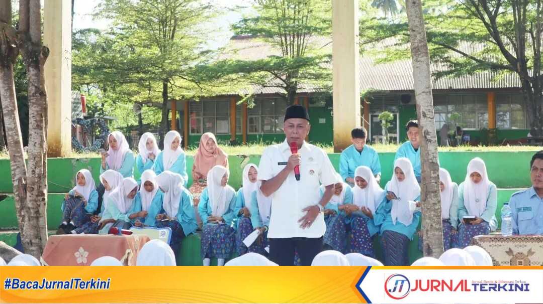 Kepala Sekolah SMAN 14 Padang, Evidel memberikan sambutan pada kegiatan halal bihalal dan syukuran SNBP 2026. (Foto Dion/Jurnalterkini).