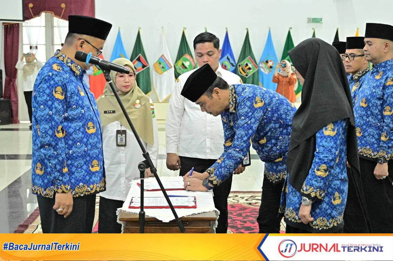 IMG-20260422-WA0061 Pelantikan 8 Pejabat Administrator oleh Sekdaprov Sumbar. (Foto Adpim Sumbar).