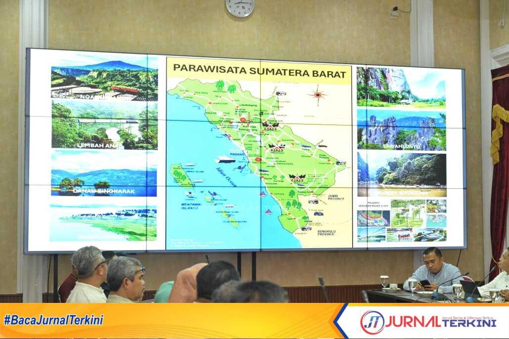 Gubernur Sumbar, Mahyeldi saat menerima audiensi Bupati Sijunjung, Benny Dwifa. (Foto Adpim Sumbar).