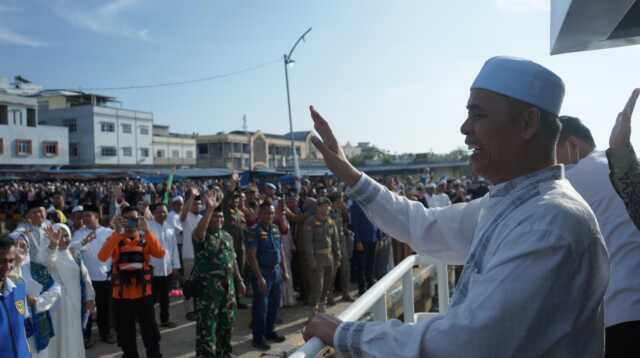 Ket Foto:Bupati Inhil H Herman mengantarkan 307 CJH kloter 7 asal Inhil ke Batam mengunakan kapal veri , Selasa (28/4/2026).