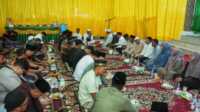 Ket Foto: Wakil Bupati Inhil Yuliantini saat menunggu waktu berbuka puasa, bersama BPBD, dan Damkar di tempat Rumdis