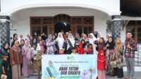 Ket Foto: Bunda Paud Inhil Hj Keterina Susanti Herman saat berfoto bersama dengan sejumlah anak Yatim dan Duafa di Pendopo Rumah Dinas Bupati