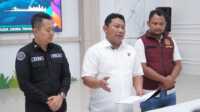Petugas Satreskrim Polres Pamekasan mengamankan tersangka L, mantan anggota DPRD Sumenep, dalam kasus dugaan penipuan dan penggelapan dana Rp1 miliar.