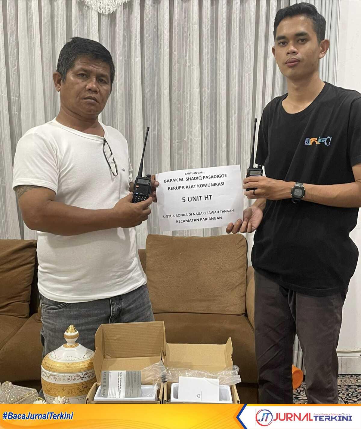 IMG_20260430_211246 Penyerahan bantuan komunikasi Handy Talky dari M Shadiq Pasadigoe kepada Masyarakat Nagari Sawah Tangah. (Foto Istimewa).