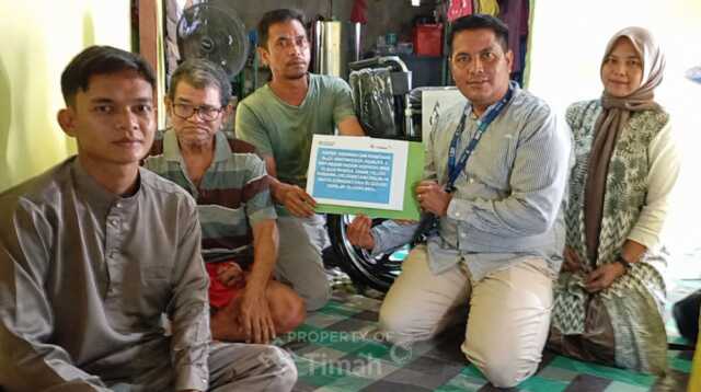 PT Timah bantu kursi roda kepada warga Desa Teluk Radang, Kecamatan Kundur Utara.
