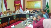 Gubernur Sumbar Mahyeldi Ansharullah saat kegiatan FGD bersama forum terkait optimalisasi pajak air tanah permukaan. (Foto Adpim Sumbar).