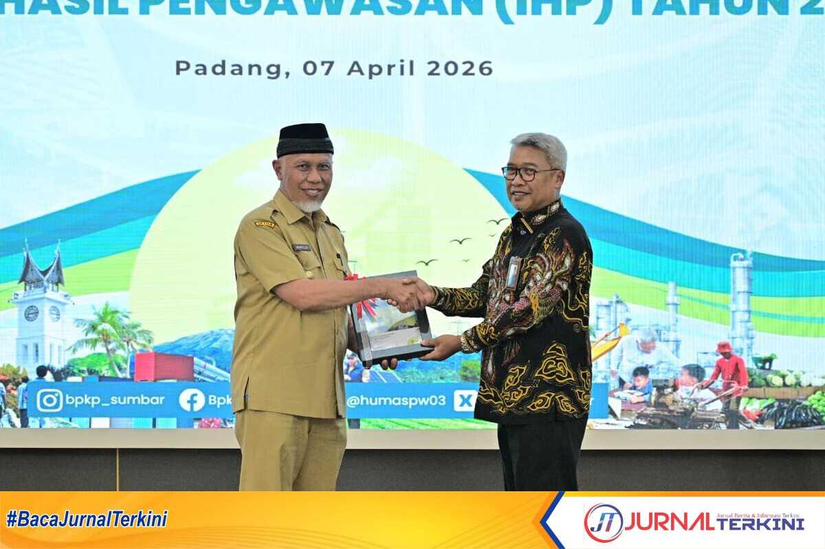 Gubernur Sumbar, Mahyeldi Ansharullah saat menerima Laporan Eksekutif Daerah Semester II 2025 dari BPKP Sumbar. (Foto Adpim Sumbar).