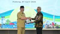 Gubernur Sumbar, Mahyeldi Ansharullah saat menerima Laporan Eksekutif Daerah Semester II 2025 dari BPKP Sumbar. (Foto Adpim Sumbar).