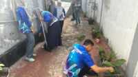 Kegiatan aksi bersih lingkungan hingga rumah ibadah oleh Rutan Batusangkar. (Foto Istimewa).