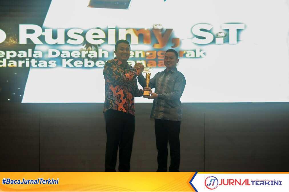 Wagub Sumbar, Vasco Ruseime saat menerima penghargaan dari Ketua KWP. (Foto Adpim Sumbar).