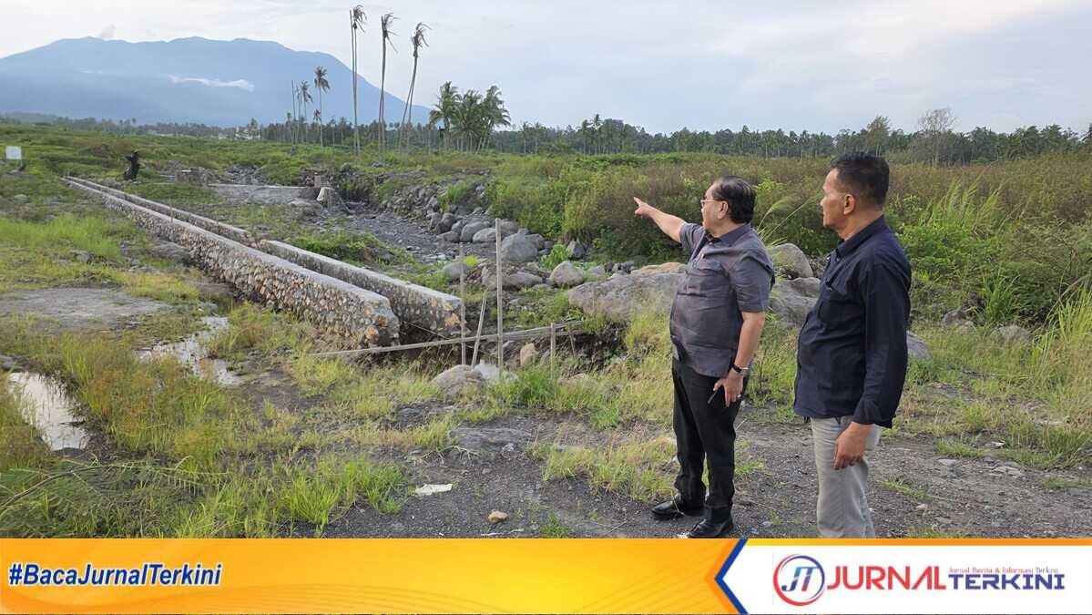 M Shadiq Pasadigoe saat meninjau sawah terdampak bencana hidrometeorologi di tanah datar. (Foto Istimewa).