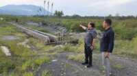 M Shadiq Pasadigoe saat meninjau sawah terdampak bencana hidrometeorologi di tanah datar. (Foto Istimewa).