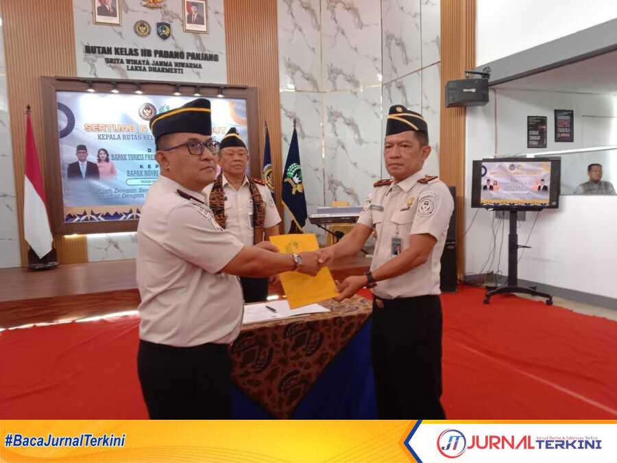 Novri Abbas (kanan) pada kegiatan Sertijab Karutan Padangpanjang dari Torkis Freddy Siregar (kiri). (Foto Dion/Jurnalterkini).