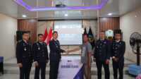 Penyerahan usaha gerobak oleh Kalapas Narkotika Sawahlunto, Ressy Setiawan kepada keluarga WBP. (Foto Humas LPKN).