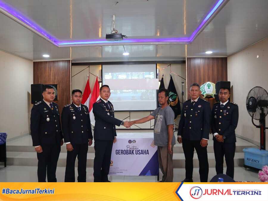 Penyerahan usaha gerobak oleh Kalapas Narkotika Sawahlunto, Ressy Setiawan kepada keluarga WBP. (Foto Humas LPKN).