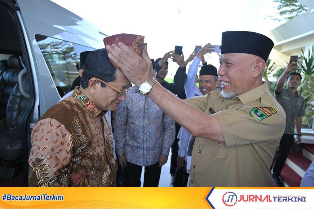 Gubernur Sumbar, Mahyeldi Ansharullah saat menyambut Menteri Agama RI. (Foto Adpim Sumbar).