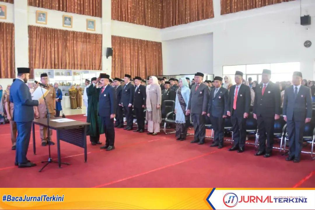 Wali Kota Padang, Fadly Amran saat melantik pejabat baru di Kota Padang. ( Foto Prokopim Padang).