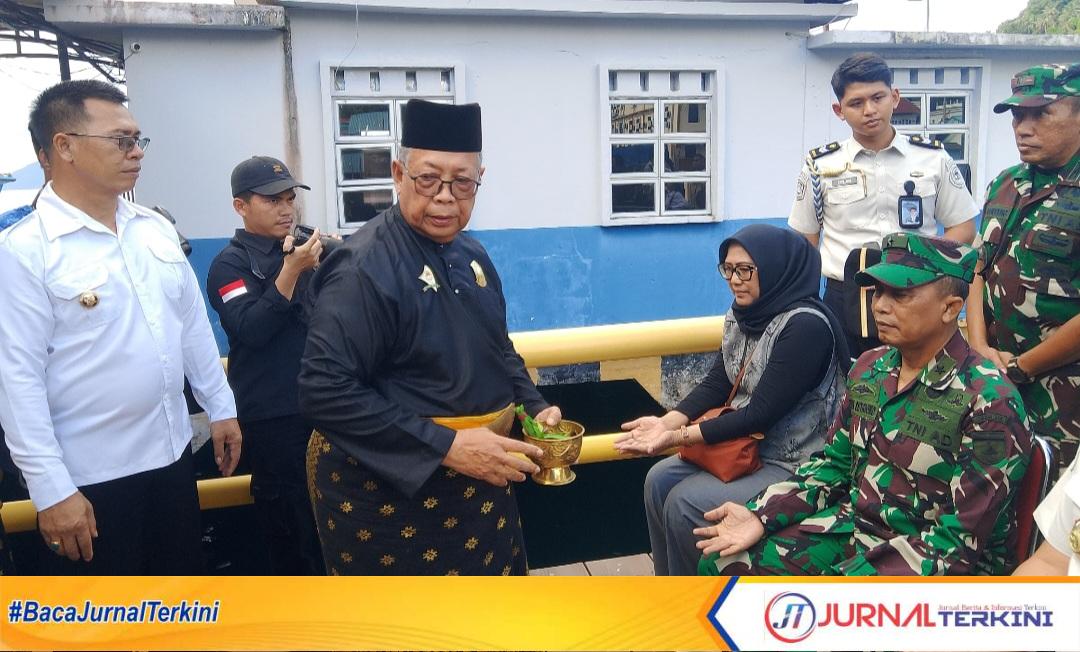 Bupati Kepulauan Anambas, Aneng menyambut kedatangan Kepala Kantor Wilayah Direktorat Jenderal Imigrasi Kepulauan Riau, Guntur Sahat Hamonangan