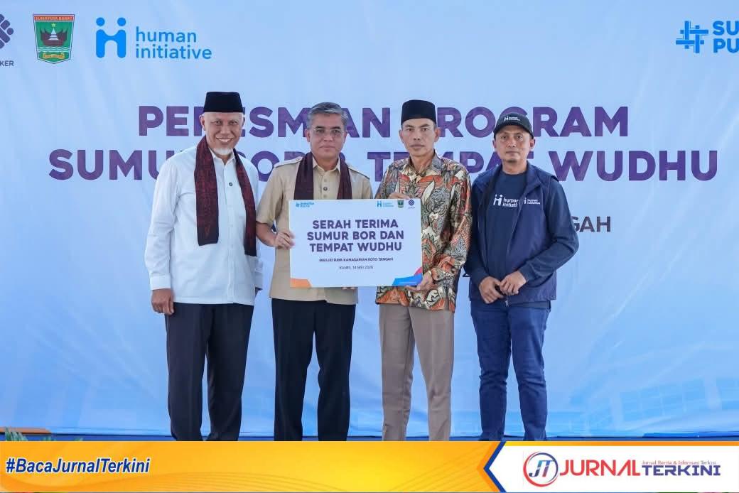 Menteri Ketenagakerjaan RI bersama Gubernur Sumbar saat meresmikan sumur bor dan tempat wudhu di Kota Padang. (Foto Adpim Sumbar).