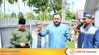 Wali Kota Padang, Fadly Amran Terima Bantuan Sapi Kurban DMDI. (Foto Prokopim Padang).
