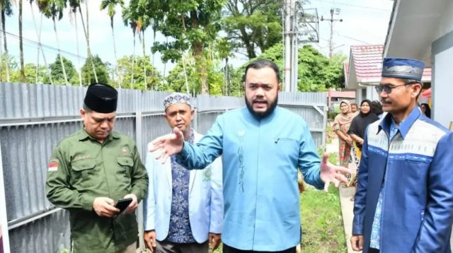 Wali Kota Padang, Fadly Amran Terima Bantuan Sapi Kurban DMDI. (Foto Prokopim Padang).