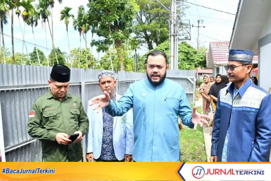 Wali Kota Padang, Fadly Amran Terima Bantuan Sapi Kurban DMDI. (Foto Prokopim Padang).