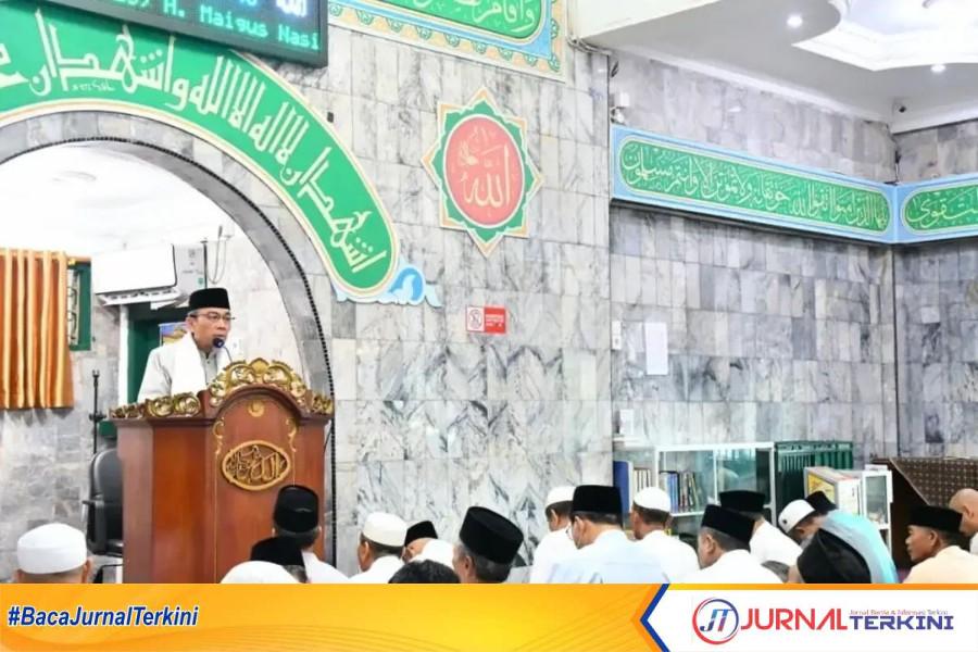 Wawako Padang, Maigus Nasir menjadi Khatib Sholat Iduladha di Masjid Babussalam Muhammadiyah, Kota Padang. ( Foto Prokopim Padang).