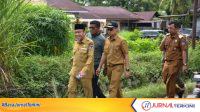 FB_IMG_1780068697703 Wawako Padang, Maigus Nasir beserta jajarannya saat meninjau jalan Kurao, Kota Padang. (Foto Prokopim Padang).