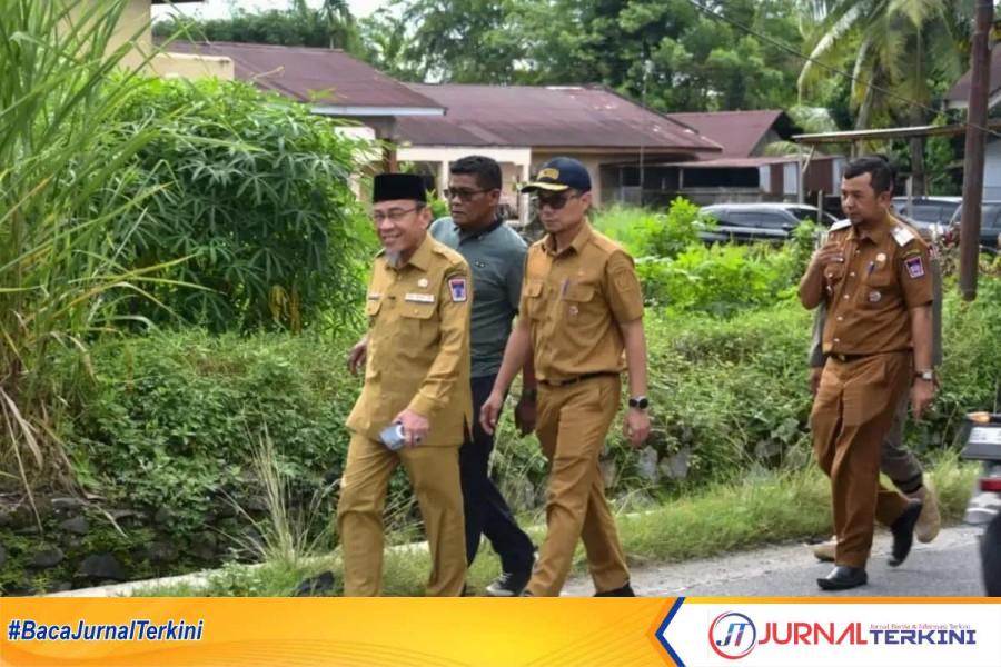 Wawako Padang, Maigus Nasir beserta jajarannya saat meninjau jalan Kurao, Kota Padang. (Foto Prokopim Padang).