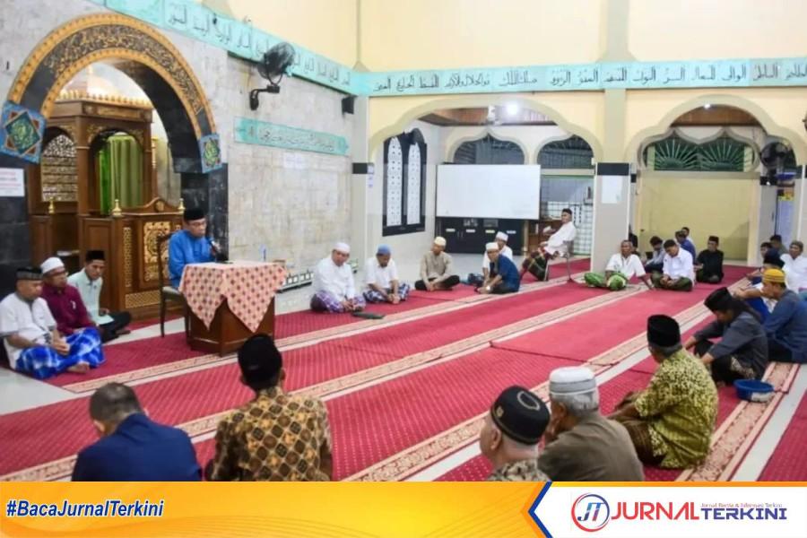 Wawako Padang, Maigus Nasir saat memberikan Tausiyah pada kegiatan Subuh Mubarokah. (Foto Prokopim Padang).