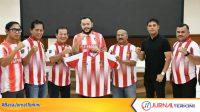 Wali Kota Padang, Fadly Amran saat melepas Tim PSP Padang ke Putaran Nasional Liga 4. (Foto Prokopim Padang).