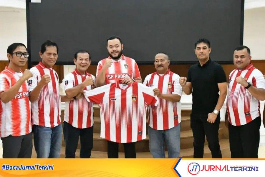 Wali Kota Padang, Fadly Amran saat melepas Tim PSP Padang ke Putaran Nasional Liga 4. (Foto Prokopim Padang).
