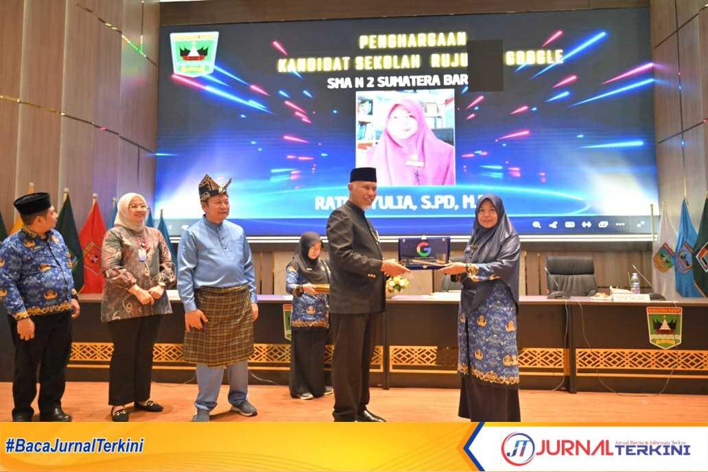 IMG-20260502-WA0043(1) Gubernur Sumbar, Mahyeldi Ansharullah menyerahkan penghargaan kepada 109 guru dan tenaga kependidikan. (Adpim Sumbar).