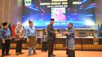 IMG-20260502-WA0043(1) Gubernur Sumbar, Mahyeldi Ansharullah menyerahkan penghargaan kepada 109 guru dan tenaga kependidikan. (Adpim Sumbar).