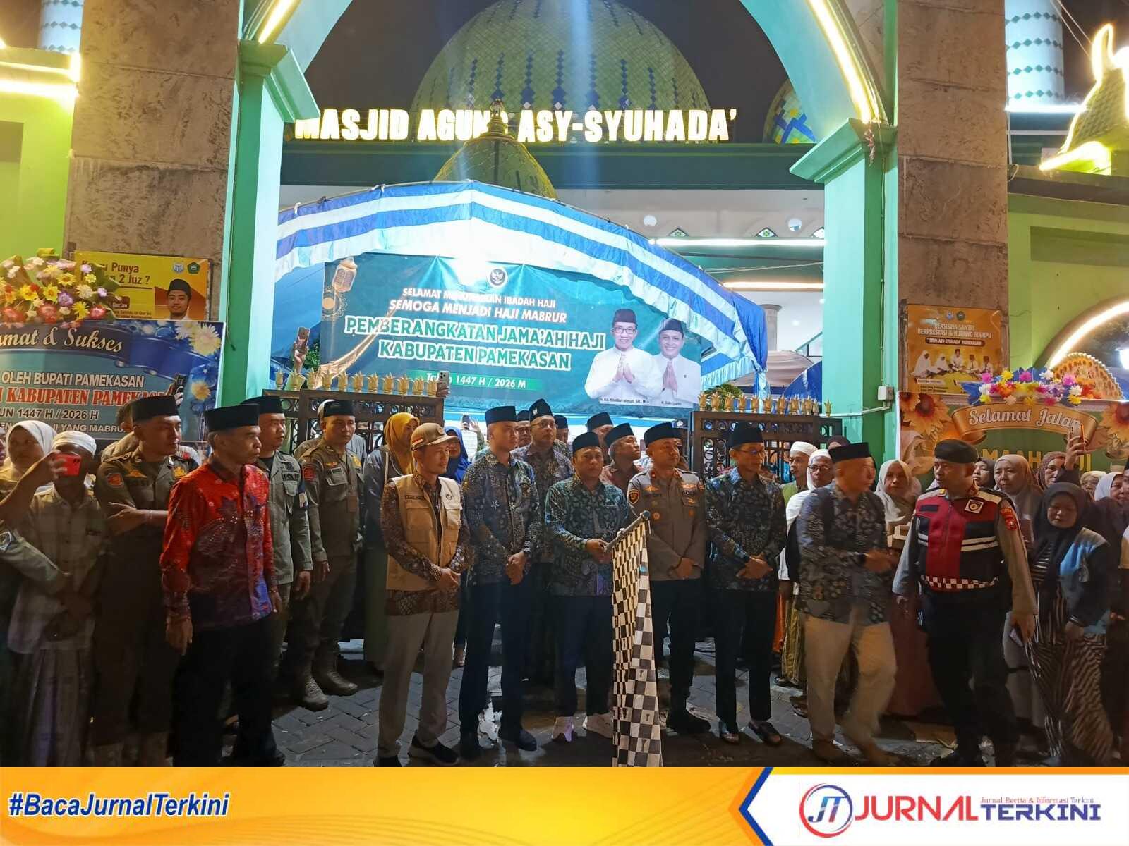 Wakil Bupati Pamekasan Sukriyanto melepas keberangkatan jemaah calon haji asal Pamekasan di depan Masjid Agung Asy-Syuhada. Wakil Bupati Pamekasan Sukriyanto melepas keberangkatan jemaah calon haji asal Pamekasan di depan Masjid Agung Asy-Syuhada.