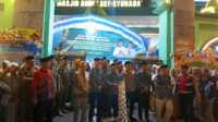 Wakil Bupati Pamekasan Sukriyanto melepas keberangkatan jemaah calon haji asal Pamekasan di depan Masjid Agung Asy-Syuhada. Wakil Bupati Pamekasan Sukriyanto melepas keberangkatan jemaah calon haji asal Pamekasan di depan Masjid Agung Asy-Syuhada.