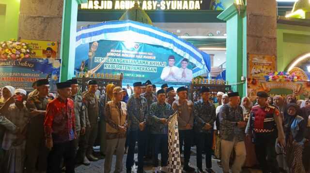 Wakil Bupati Pamekasan Sukriyanto melepas keberangkatan jemaah calon haji asal Pamekasan di depan Masjid Agung Asy-Syuhada.