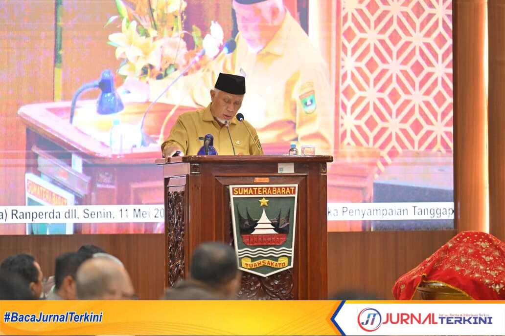 Gubernur Sumatera Barat, Mahyeldi Ansharullah saat berbicara di DPRD Provinsi. (Foto Adpim Sumbar).