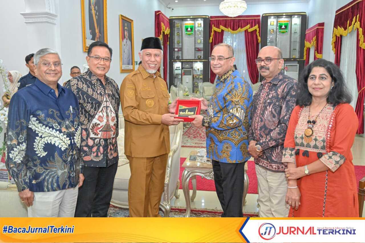 IMG-20260512-WA0059(1) Gubernur Sumbar, Mahyeldi Ansharullah saat menerima kunjungan Duta Besar India untuk Indonesia, Sandeep Chakravorthy. (Foto Adpim Sumbar).