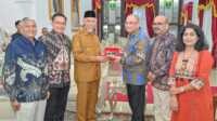 Gubernur Sumbar, Mahyeldi Ansharullah saat menerima kunjungan Duta Besar India untuk Indonesia, Sandeep Chakravorthy. (Foto Adpim Sumbar).