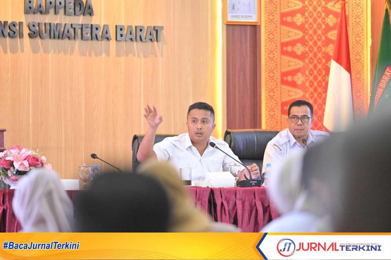 Wagub Sumbar, Vasco Ruseime saat memimpin Rakor bersama Kepala OPD. (Foto Adpim Sumbar).