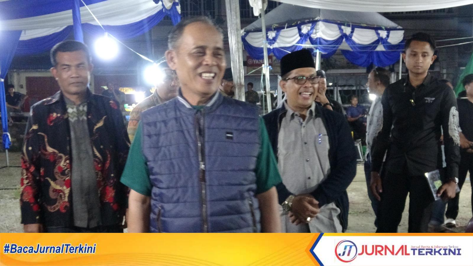 Ket Foto: Bupati Inhil H Herman saat meresmikan membuka operasional Pasar Subuh sebagai Tempat Penampungan Sementara (TPS) bagi pedagang Pasar Rakyat