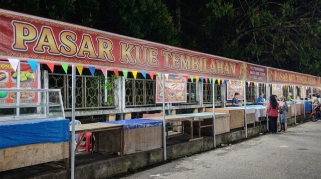 Ket Foto: tempat berjualan terpusat bagi pelaku Usaha Mikro, Kecil, dan Menengah (UMKM) pedagang kue dan penganan khas lebaran haji.