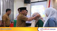 IMG-20260519-WA0018 Ket Foto: Bupati Inhil H Herman saat memasang tanda peserta Pelatihan Jurnalistik Televisi dan Konten Kreator